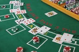 Tampilan simbol Wild dan Scatter dalam permainan Treasures Aztec
